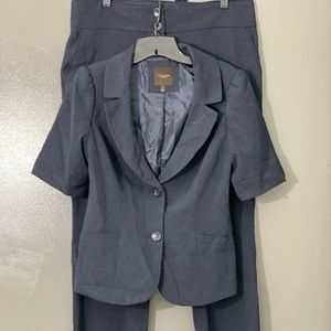 The Limited Suit- Navy Short sleeve Blazer sz M, Pant sz 12 w/ belt. Perfect